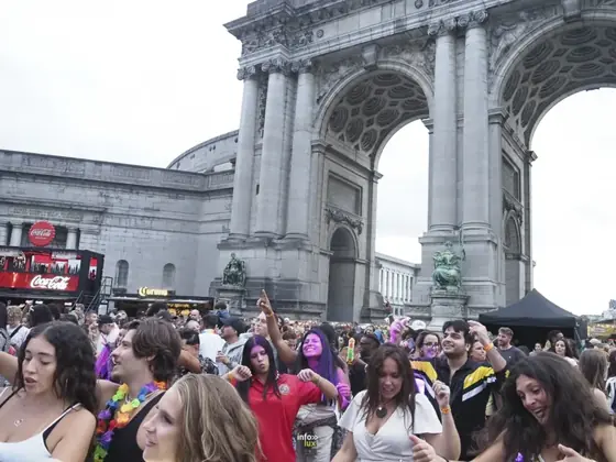 Public au pied de l'arcade du Cinquantenaire pendant la Fiesta Latina